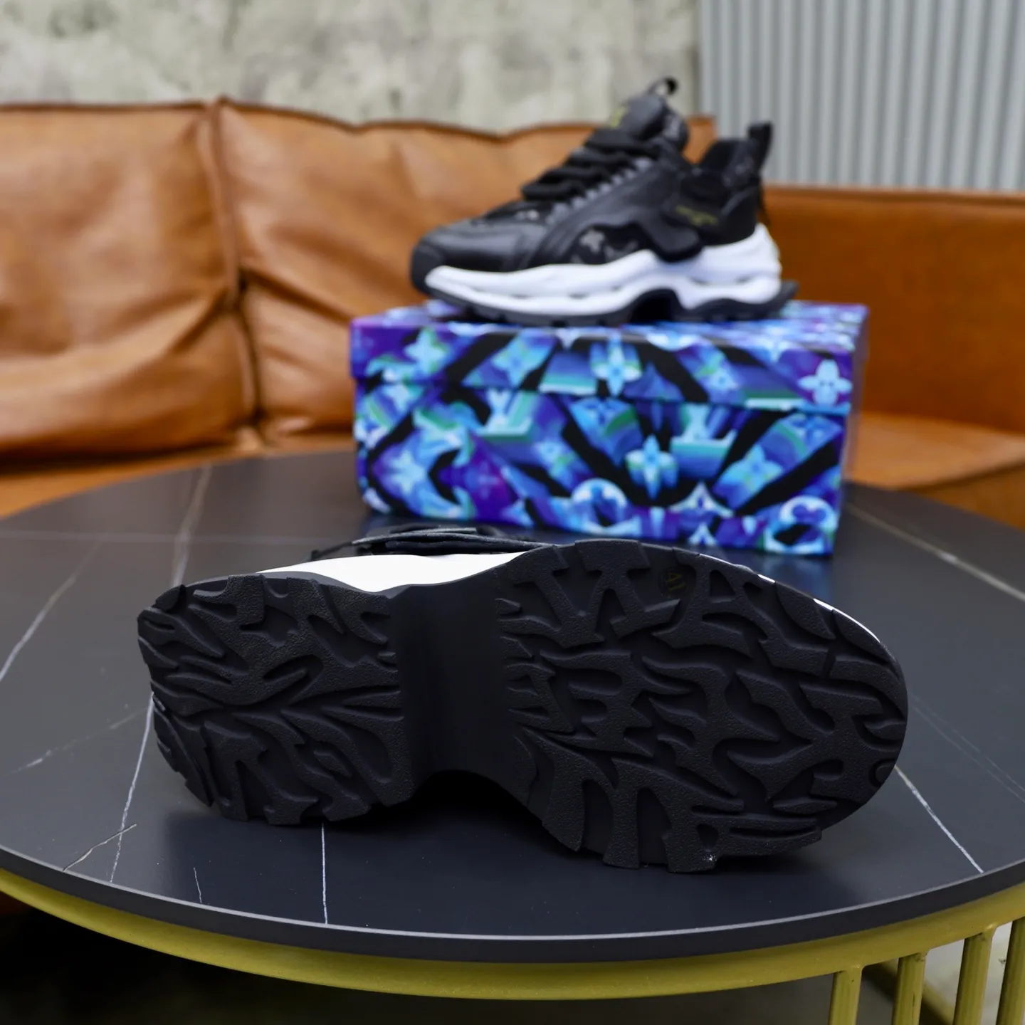 Ex-factory price: 600💰【LV】Louis Vuitton is a high-end brand of men's shoes, new model on the market, top luxury brand, the latest fashionable casual men's shoes, a trendy and versatile style, relaxed and sporty, with calfskin upper and ultra-fine workmanship. The original personalized fashionable rubber wear-resistant outsole is light and comfortable on the foot. Code number: 39-44 (45, 46 customized)